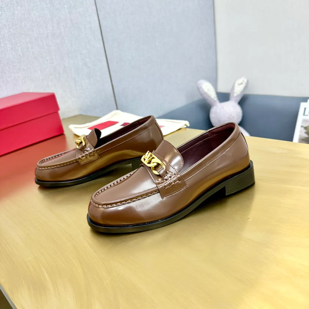 👟👟Ex-factory price 640👟👟 (genuine leather sole) 2024 [VALENTINO] Valentino's early spring fashionable slip-on loafers are hot new🆕 Versatile style with temperament💃🏻 Slay the whole audience immediately when you put it on [Love] The ultra-simple design is more timeless and attractive! Fashionable and neat feeling, it is a magic tool for increasing your height and slimming down ✨ The shoe collar is specially added with anti-wear latex! You won't feel tired after walking all day long🦶🏻 The upper is made of open-edge beaded cowhide fabric and matched with calfskin lining, which is full of texture. The bottom thickness is 4.0cm. Color: black, brown, coffee. Size: 35-40. Available from factory.